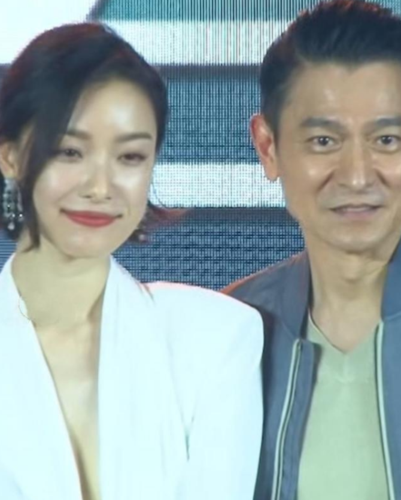 天王刘德华搂倪妮显亲密,耳朵发红显羞涩,深v衣服更是亮点