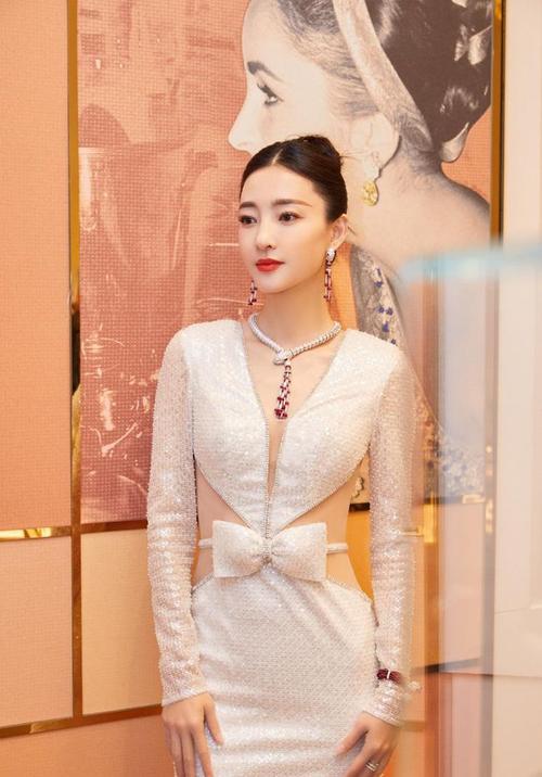 王丽坤穿衣挺招摇,白色亮片裙开了几个口,全方位展现妙龄身材