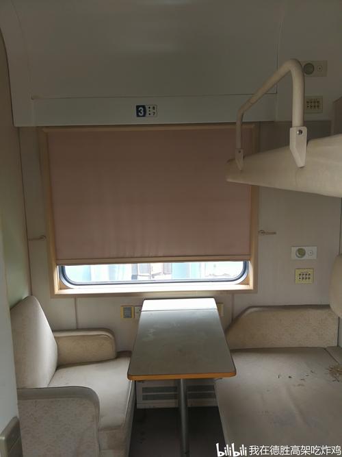 高级软卧一大特色就是每个包间都带有独立卫生间.卫生间