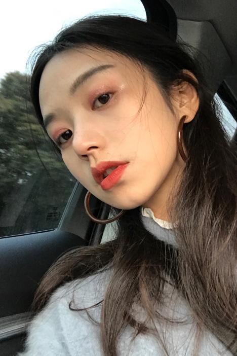 温温软软琥珀色耳钉气质复古不规则纹理树脂耳环半圆开口耳坠