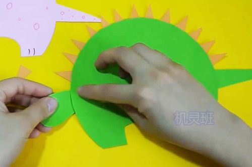 幼儿园简单手工动物:卡纸拼贴画剑龙(步骤图解)