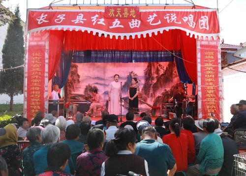 这不,听说长子鼓书说唱者胡晚红在郭家庄村说书,我早早吃了中午饭,骑