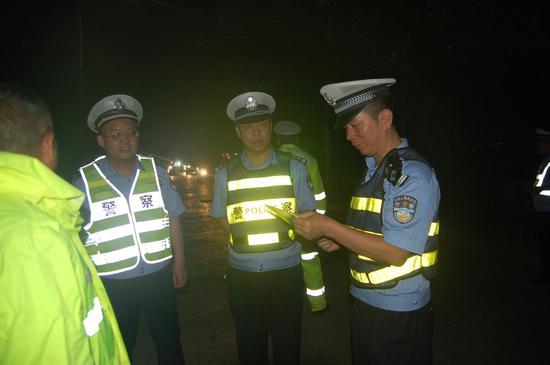 事必躬亲起表率 守护五一平安路 —-祁东县公安局交警