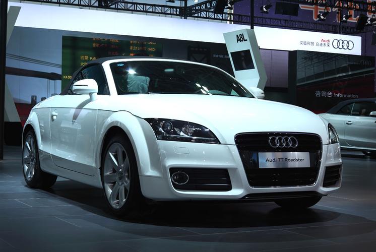 白色奥迪轿车图片[高清图片,jpg格式]