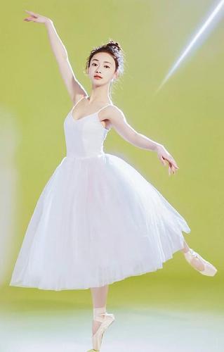 女星芭蕾舞造型,吴谨言优雅,张艺凡清新,孟美岐黑天鹅气场全开