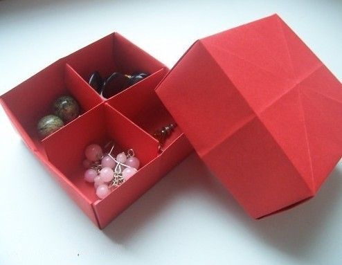 有四个框框的手工折纸收纳盒教程,简单的手工diy过程让你享受到来自