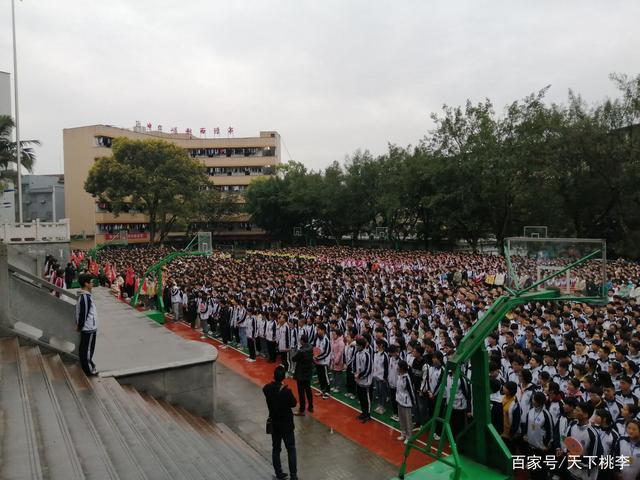 马街中学校举行开学第一次升国旗仪式