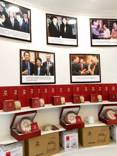 环境 店内装修大气简单 富有品质感 就和我们的苏岛燕窝一样的有品质