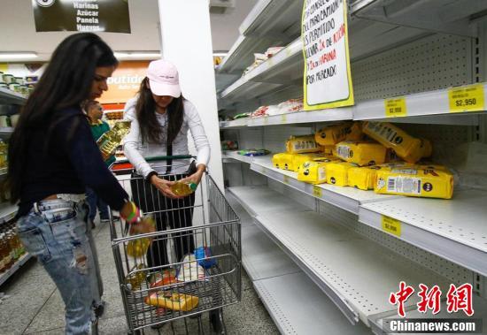 委内瑞拉民众跨境购物 手提肩扛搬运超市物品