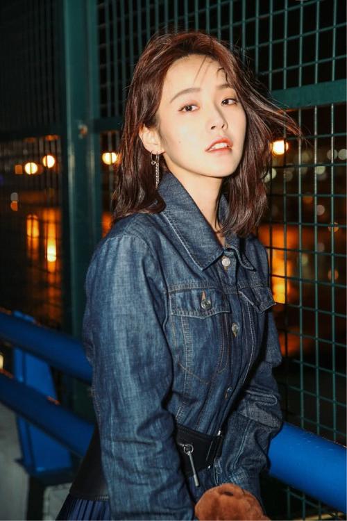 张佳宁穿牛仔百褶裙配短靴,满屏的高级美