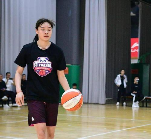 陈晓菊已经打过三个赛季wcba联赛,曾入选国青队,今年3月随四川女篮从