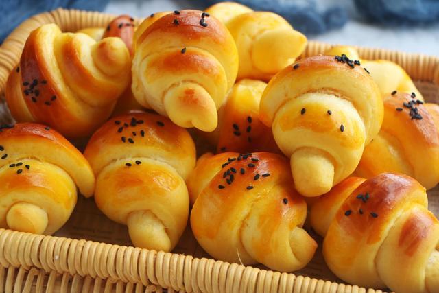 普通面粉加2个鸡蛋做的小面包,松松软软,比包子馒头好看更好吃