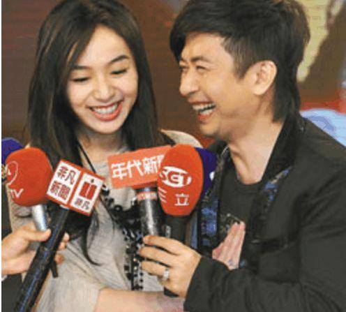 52岁黄舒骏全家照,90后妻子一天被求婚20多次,如今儿子聪明可爱