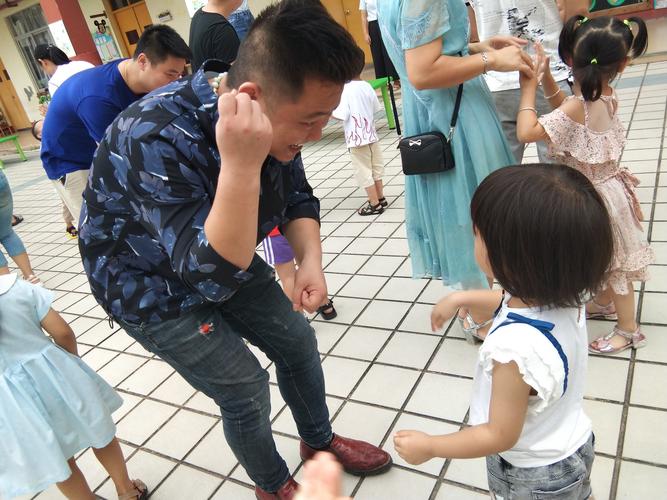 东莞市塘厦镇米奇幼儿园——小四班《谢谢你,爸爸》