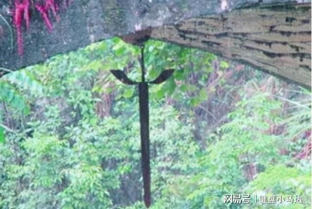 贵州有把清代斩龙剑悬挂于古桥下200余年为何始终无人敢拿