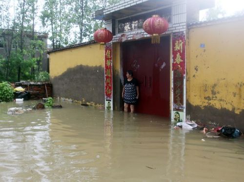 百年不遇大暴雨导致农村受灾,六旬老人站在门口无奈地张望