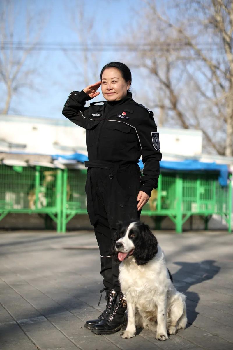 北京市公安局朝阳分局警犬技术管理中队训导员柴静和警犬兜兜.