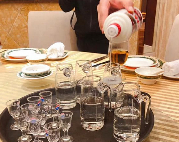 马云请比尔盖茨吃饭,看到餐桌上的食物,网友不淡定了