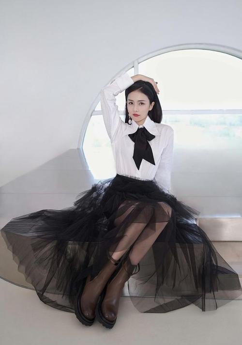 白鹿白衬衫搭不规则纱网裙酷飒十足 黑西装短裙秀美腿