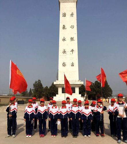 4月1日上午,学校组织50多名师生代表到清丰革命烈士陵园举行