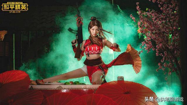 美女玩家穿上"吃鸡"游戏的衣服,真人出镜的"摆拍pose"绝了