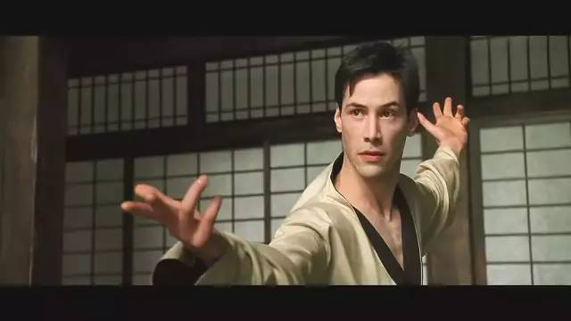 他是电影《黑客帝国》系列的男主角,同时,他的生活也像一部电影.