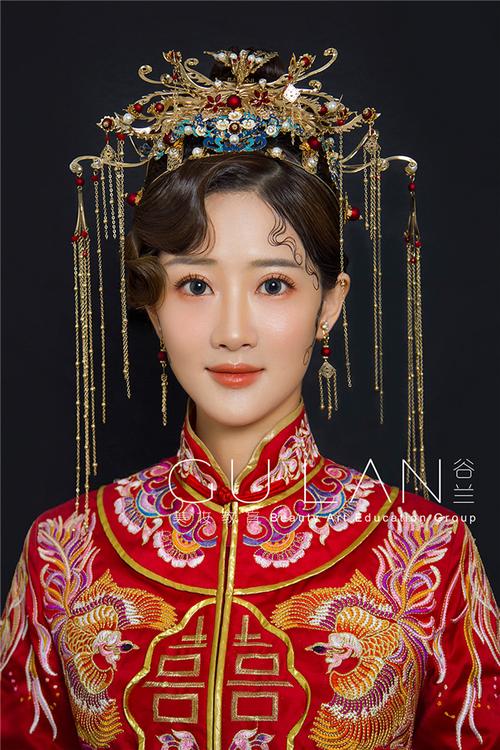 点翠凤冠 中式秀禾新娘造型