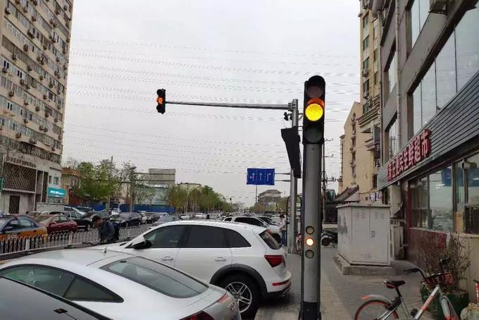 北京海淀恩济里小区南门外红绿灯坏了三四年没人修,交通秩序很乱