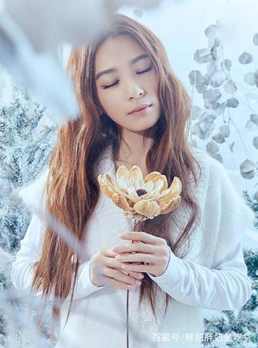 田馥甄一头飘逸长发搭配白色针织衣,简单搭配就美出新高度