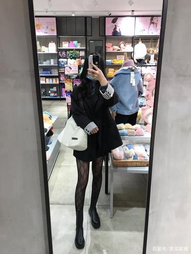 盘点穿短裙丝袜穿搭对镜自拍的妹子小姐姐