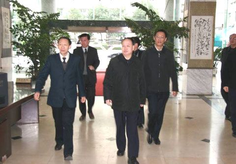 湖北省省长罗清泉亲临武汉办慰问干部职工 鼓励武汉办