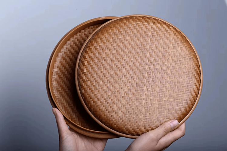 许多竹编作品既是日用品 又是一件艺术品 清凉的竹席,疏爽的竹椅 随着