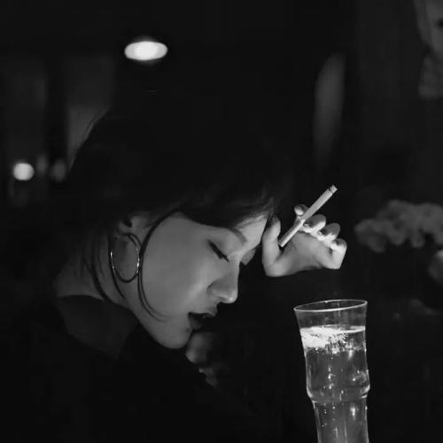 黑色吸烟女生头像图片大全