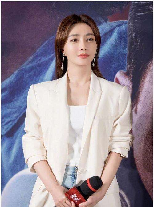 42岁的秦岚参加电影发布会被拍,靓丽的风景线