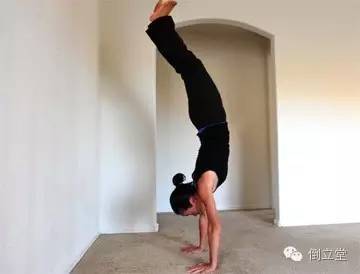 怎么把手倒立练直
