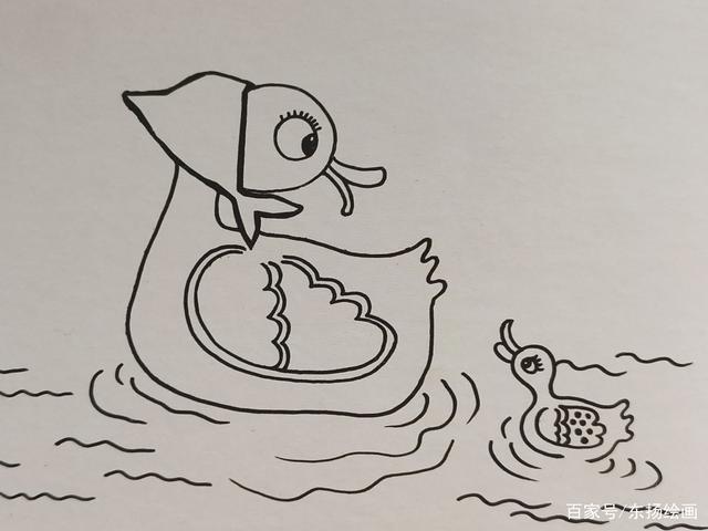 第一步,简单清晰的勾画出鸭妈妈正在游泳的样子,同时画出旁边的小鸭子