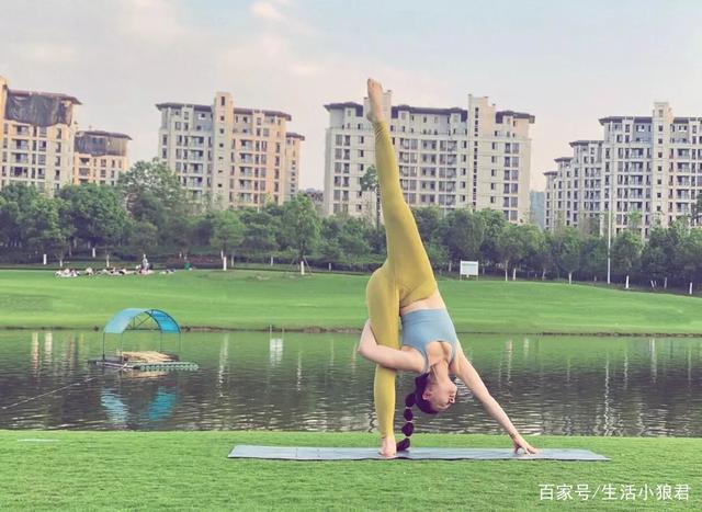 黄色瑜伽裤,凸显身体比例,尽显好身材,搭配灰色上衣,运动感十足,积极