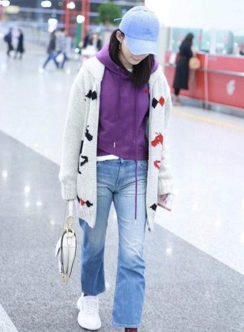 李沁紫色连帽卫衣配开衫毛衣,休闲又时髦,"素颜"更是