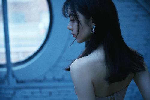 赵今麦工作花絮曝光 梦幻粉纱诠释灵动少女