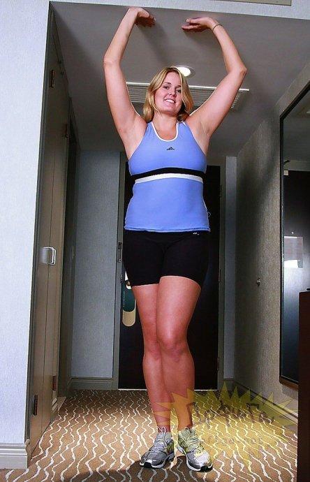 姚明式美女的非正常生活;                     她们不是世界上最高