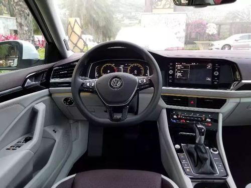 仍旧是中控屏幕上的两颗旋钮,习惯了大众审美的人就权当是给老款速腾