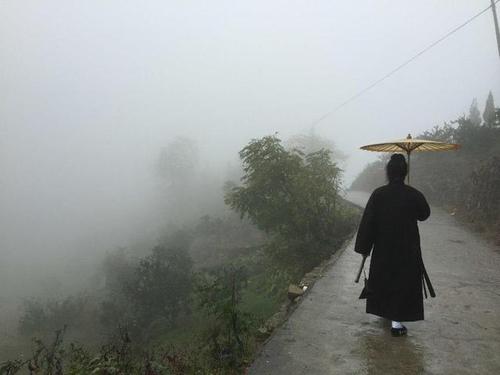 午夜,我在听一位道士吹箫,弹琴,一种低吟穿透岁月