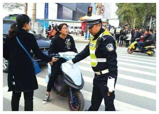 电动车又一新规后座带人就要罚款交警要注意了