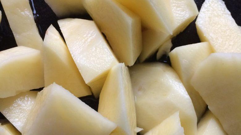 拔丝土豆(土豆变身了),滚刀切法,切成块