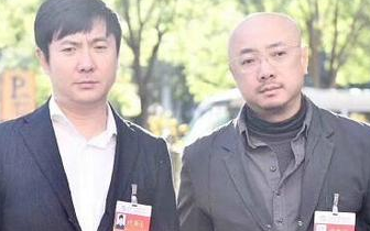 徐峥沈腾会场外合影曝光 一脸"愁容"表情搞笑