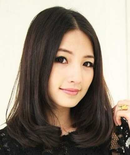 温婉内扣梨花头温婉可人的一款内扣梨花头,及肩的中长发,微卷的刘海和