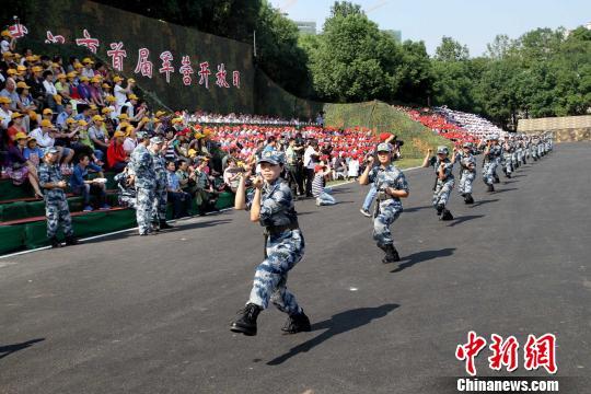 15日,中国人民解放军驻武汉空军某指挥所营区内油机轰鸣,吼声震天
