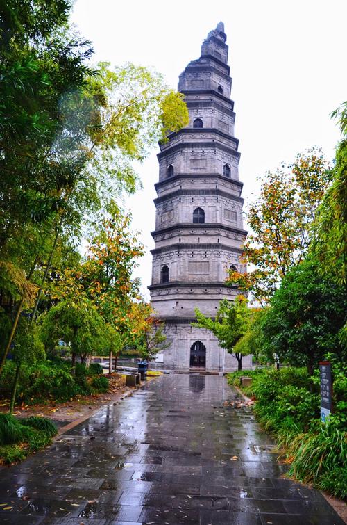 兴国塔现高42.24米,已向东北倾斜.1985年进行加固,保持残塔风貌