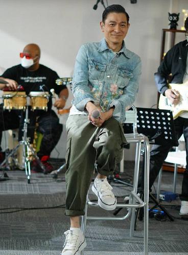 刘德华真抗老!黑皮衣梳大背头颇有当年风范,59岁了还是那么有型