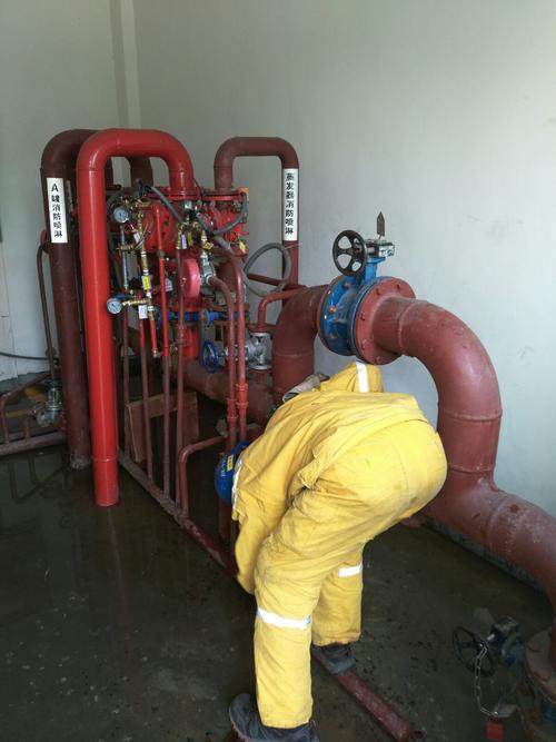 化学班组成员在施工完成后对氨区消防雨淋室的管道滤网进行检查和清理